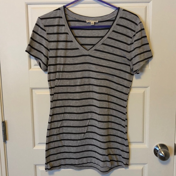 2 Medium Women’s T-shirts - Picture 3 of 5